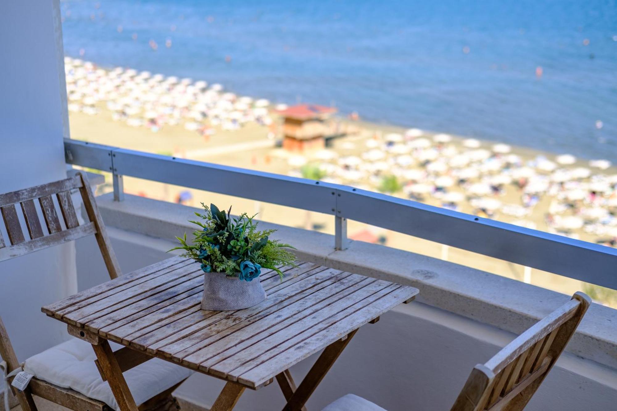 Lazuli Sea View Beachfront- Ap 61 Larnaca Exterior photo